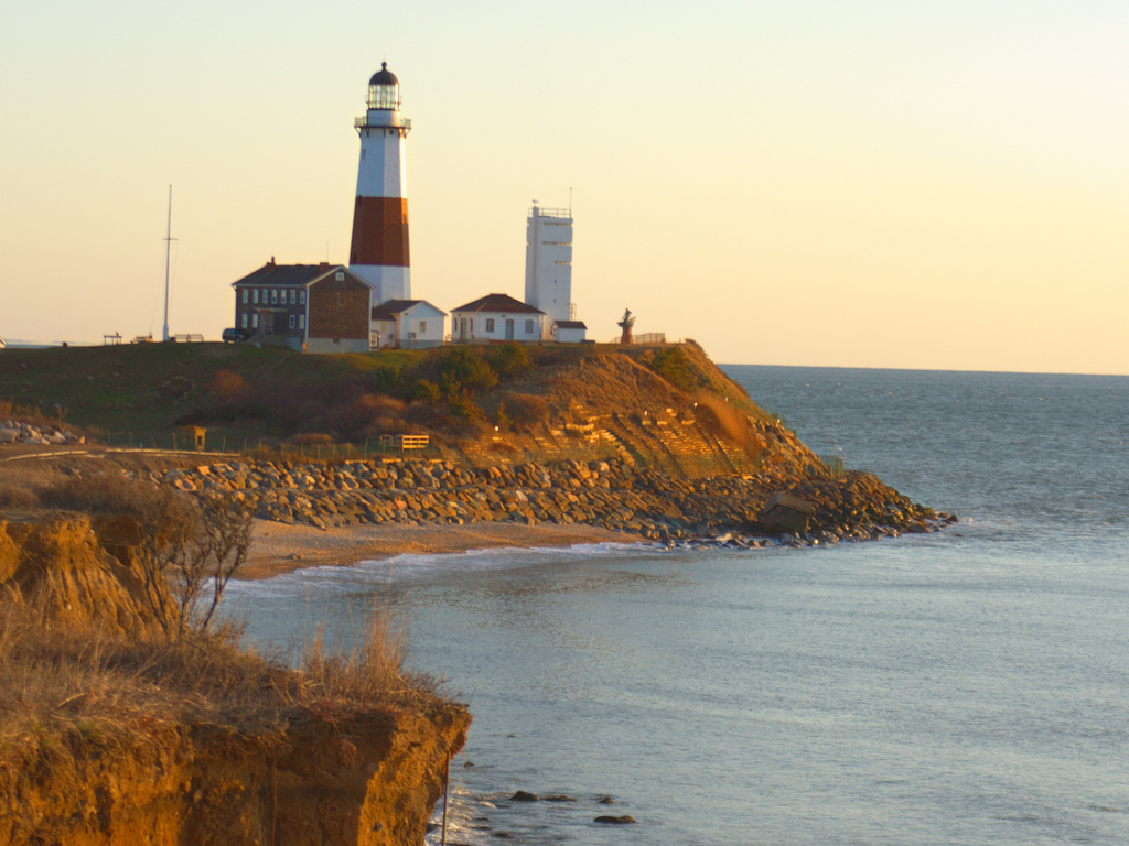 montauk-point-lighthouse-as-the-sun-comes-up